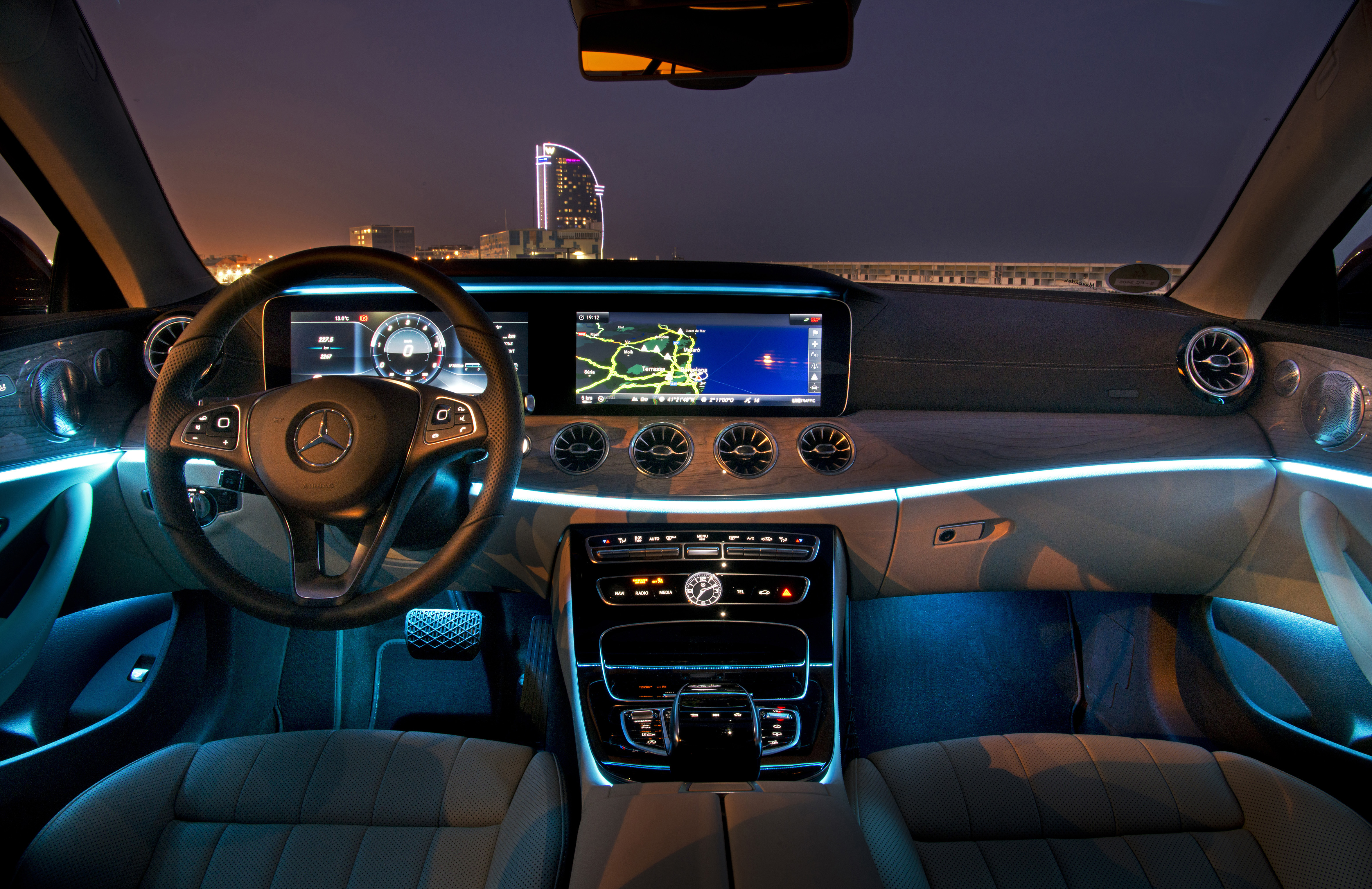 Торпеда раве. Mercedes e class 2018 Interior Night. Салон Mercedes Benz e220d 2022. Торпеда Мерседес s класс. Мерседес e200 салон ночью.